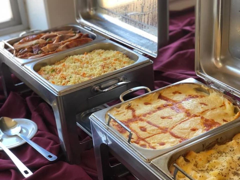 O restaurante abre com restrições, no café e almoço, tendo distanciamento entre mesas/cadeiras